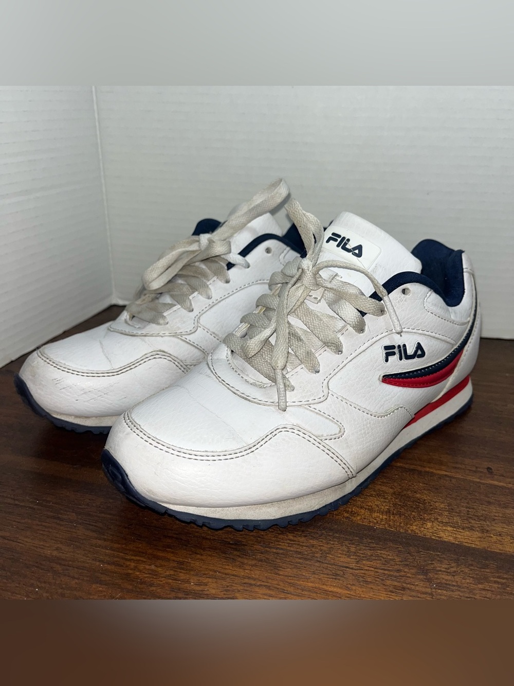Filas white blue red casual sneakers shoes women’s size 7